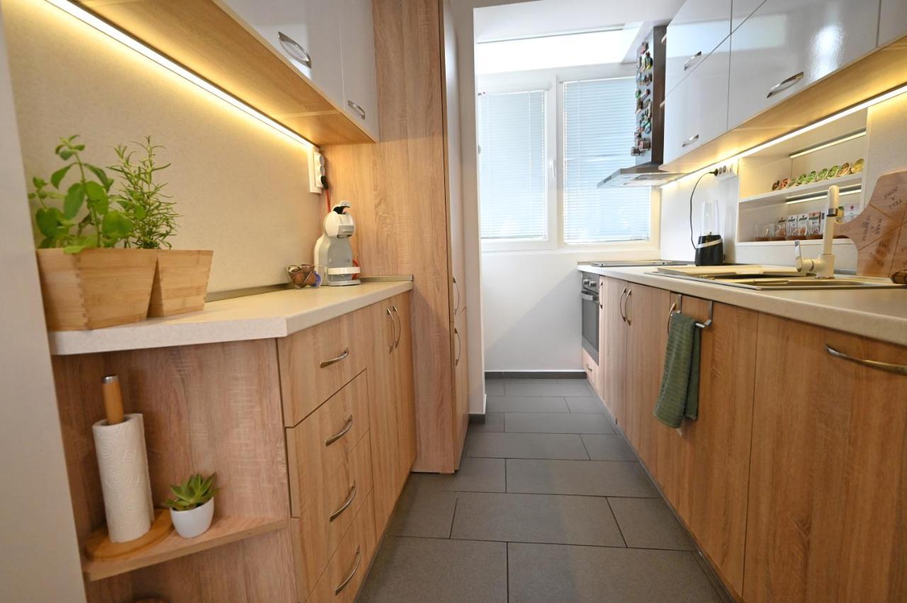 Modern Central 2-Bedroom Apartment With Parking فارنا المظهر الخارجي الصورة