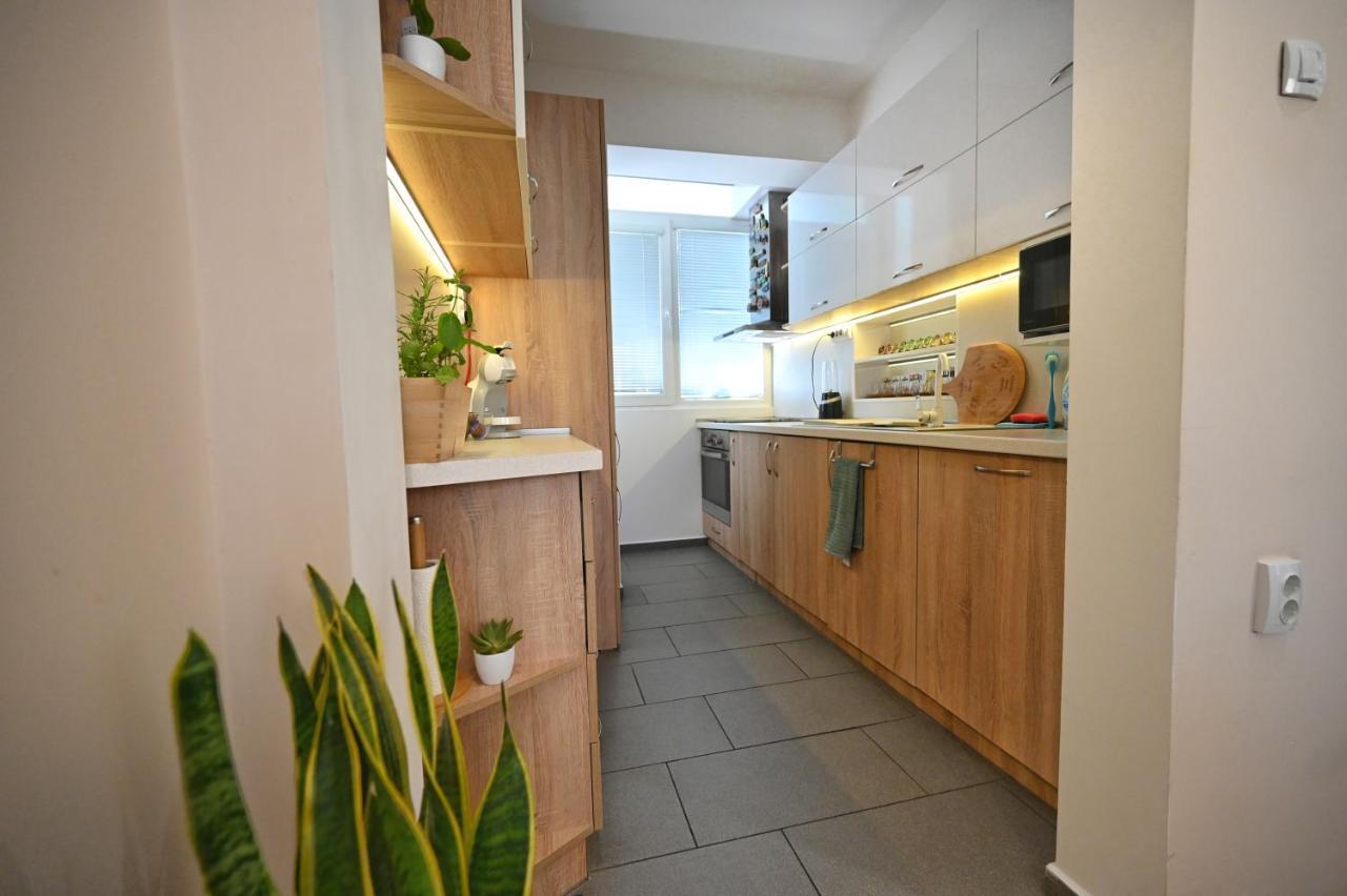 Modern Central 2-Bedroom Apartment With Parking فارنا المظهر الخارجي الصورة