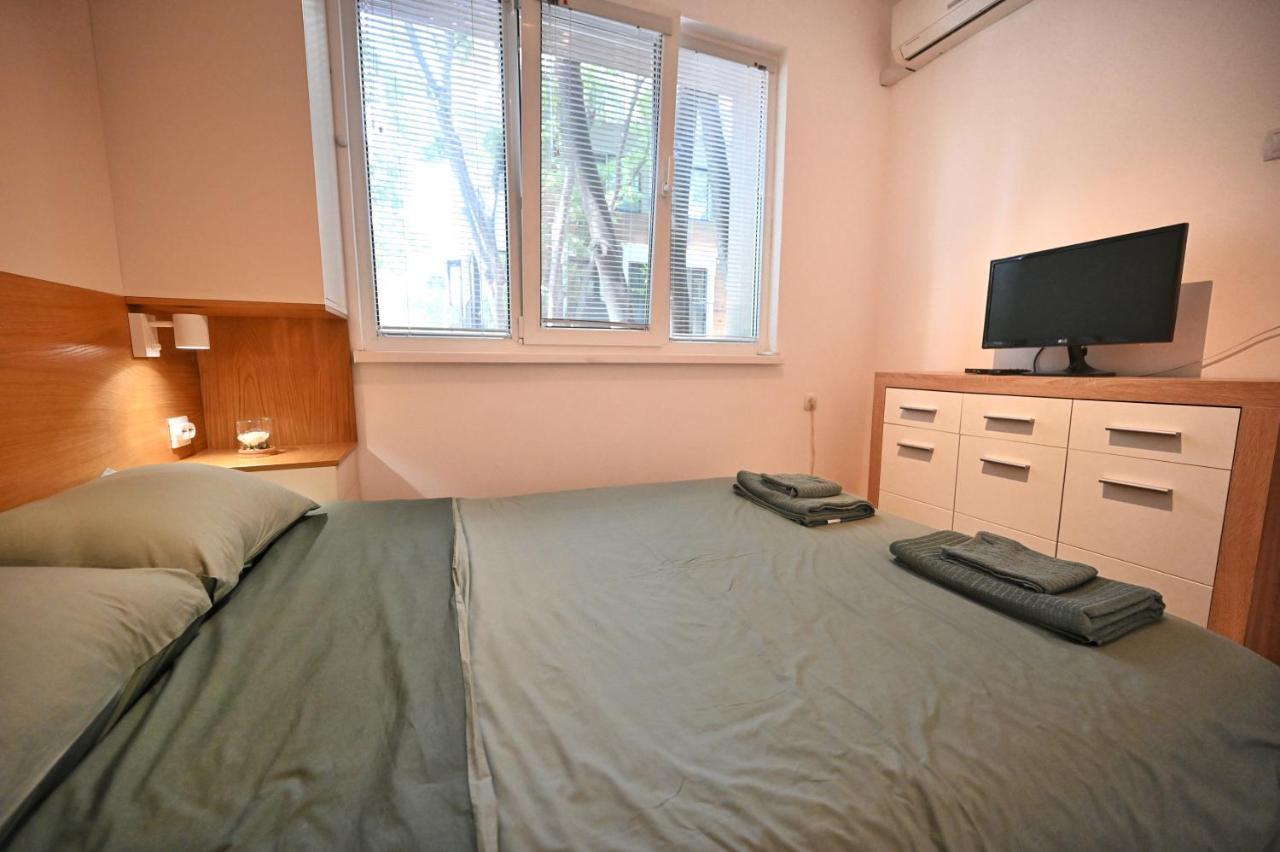 Modern Central 2-Bedroom Apartment With Parking فارنا المظهر الخارجي الصورة