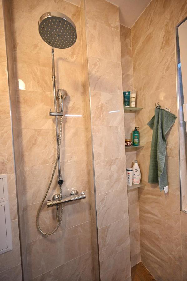 Modern Central 2-Bedroom Apartment With Parking فارنا المظهر الخارجي الصورة